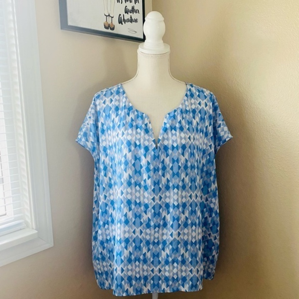 Vince Camuto oversize hi low top in a geometric print, Sz. XL